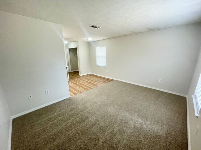 Building Photo - GS-585 Dexter Dr