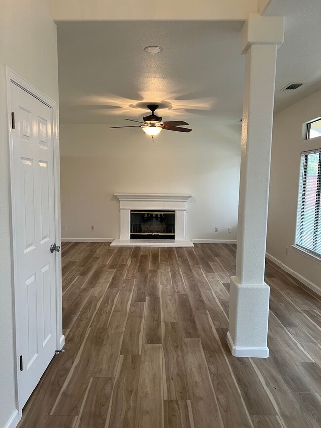 Building Photo - Beautiful Family Home