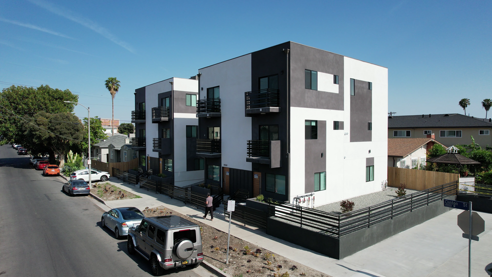 Building Photo - 4960 Clinton St