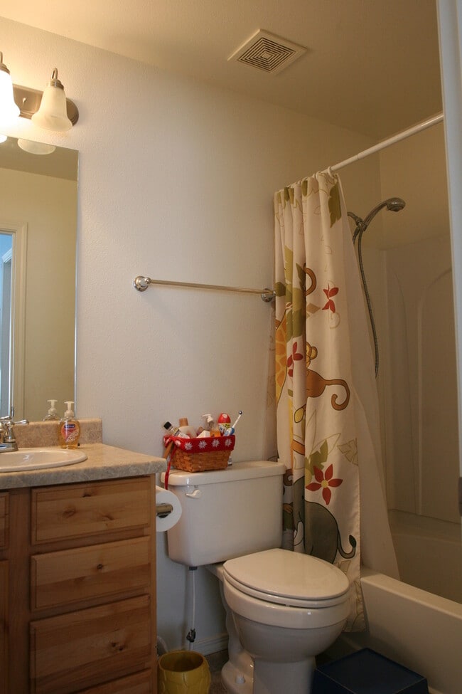 Building Photo - Huge 3 bed 2.5 bath single home in Spanish...