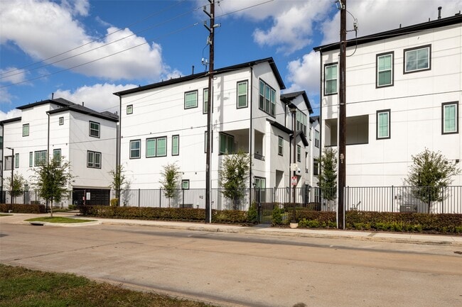 Building Photo - 2718 Grand Fountains Dr