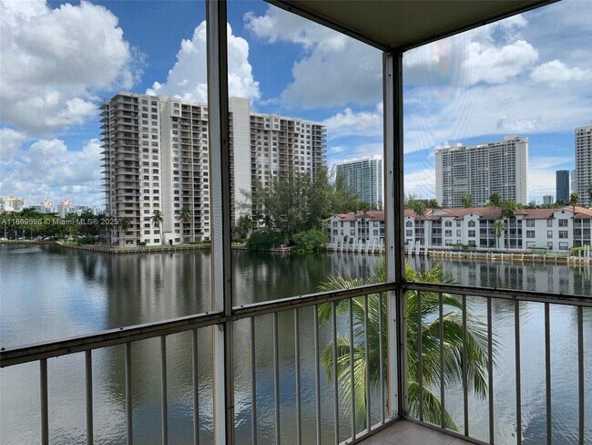 Building Photo - 2999 Point E Dr