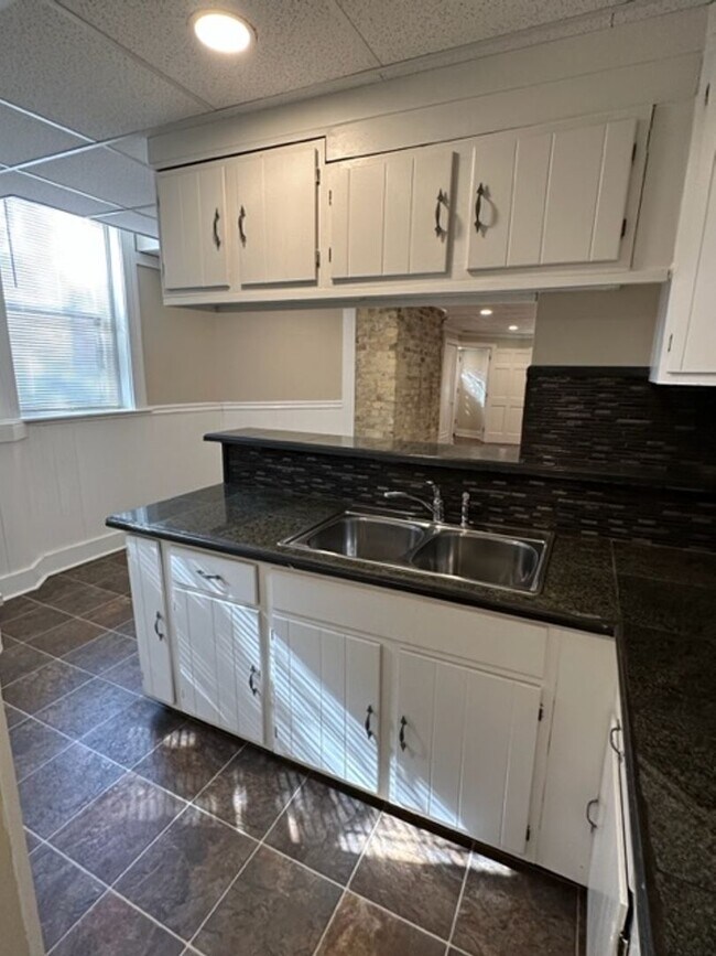 Building Photo - $1795 – 3 BA, 1 BA Lower Flat with Central Air - Close to UWM - 2500 N Bartlett