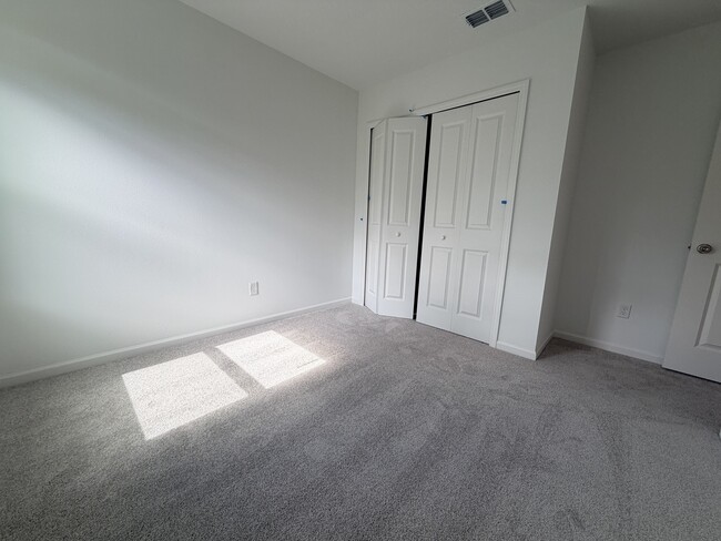 Building Photo - 523 Holly Lks Dr