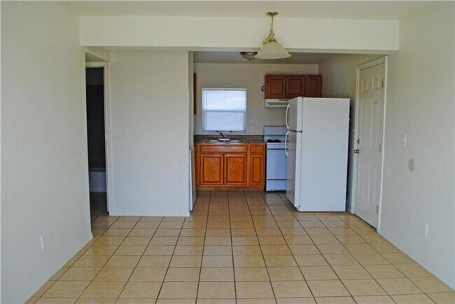 Building Photo - 205 N Little Flower Rd