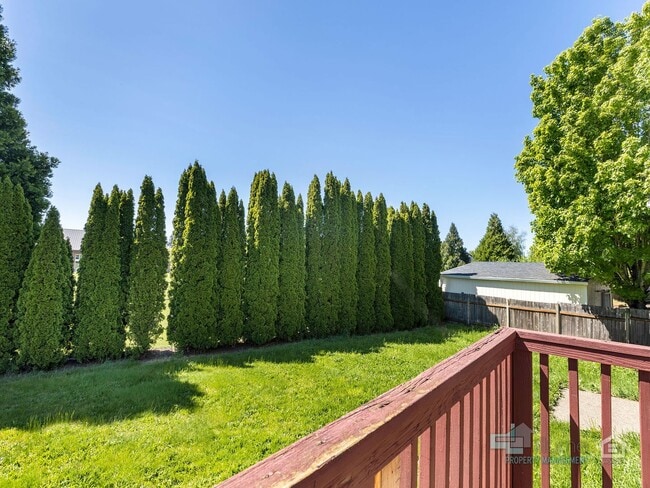 Building Photo - Stunning 3 bedroom 2.5 bathroom Home