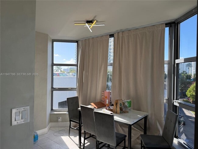 Building Photo - 19101 NE 36th Pl