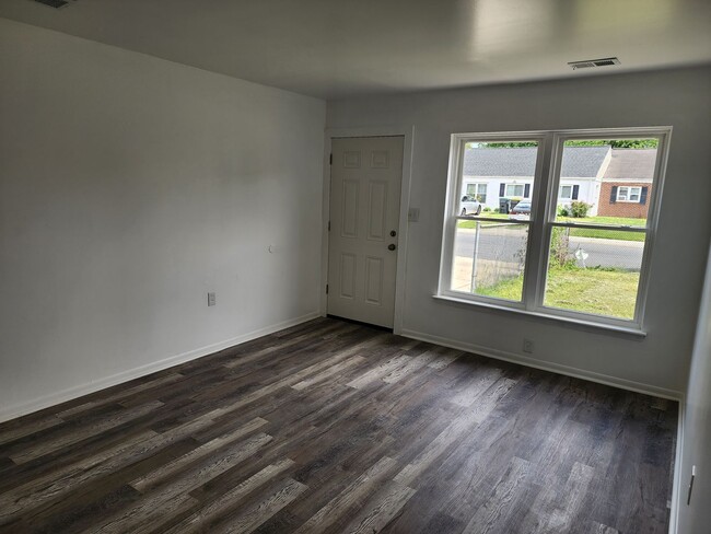 Building Photo - 39 Simonds Dr