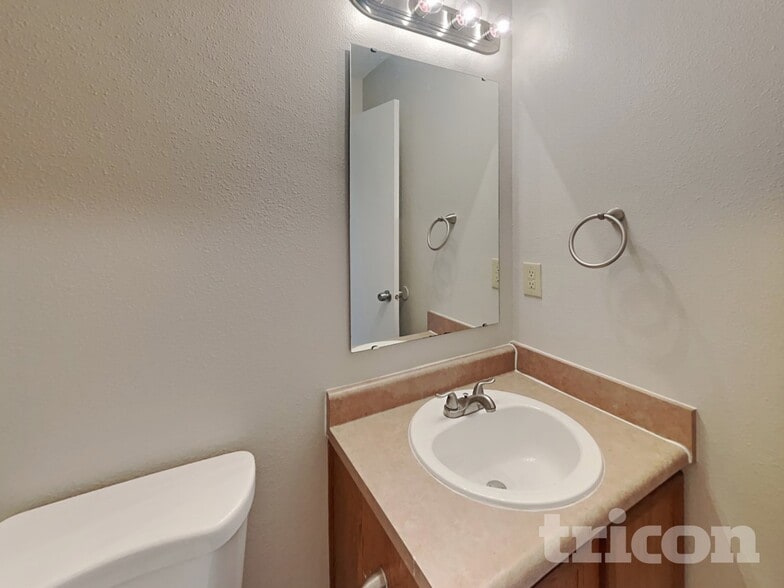 Building Photo - 5632 N Jefferson Dr