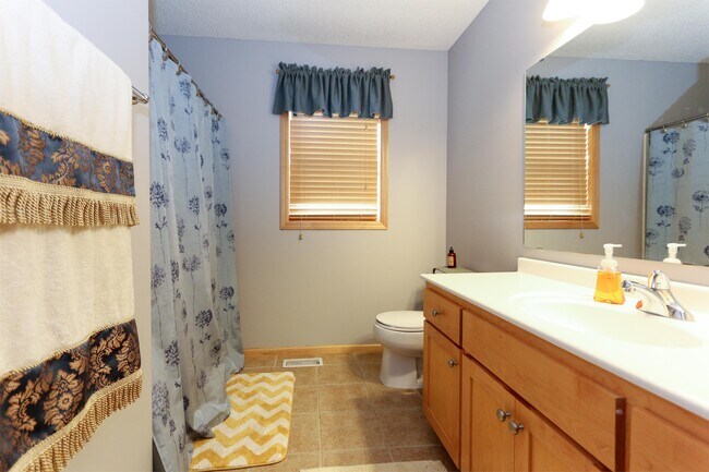 Building Photo - 1715 Fox Run