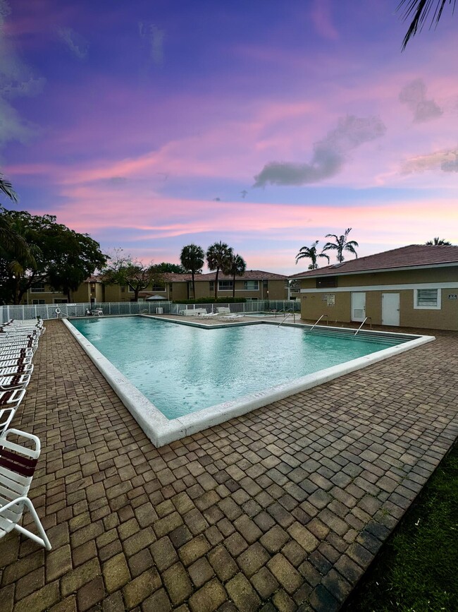 Building Photo - 10008 Twin Lakes Dr
