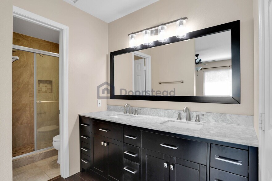 Building Photo - 2317 Eastbluff Dr