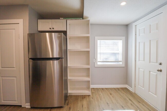 Building Photo - Beautifully Redone 3 Bedroom House! Available for Immediate Move in!