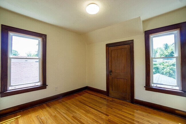 Building Photo - Charming Single Family Home In Residential...