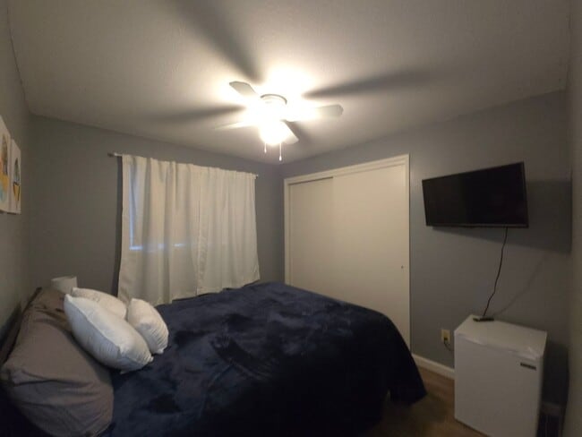 Building Photo - Fully Furnished Home