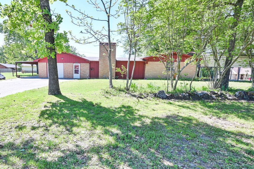 Primary Photo - 21322 Carole St