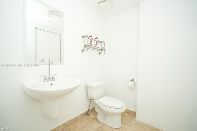 Building Photo - 1 br, 1.5 bath Condo - 690 SW 1st Ct Apt 1209