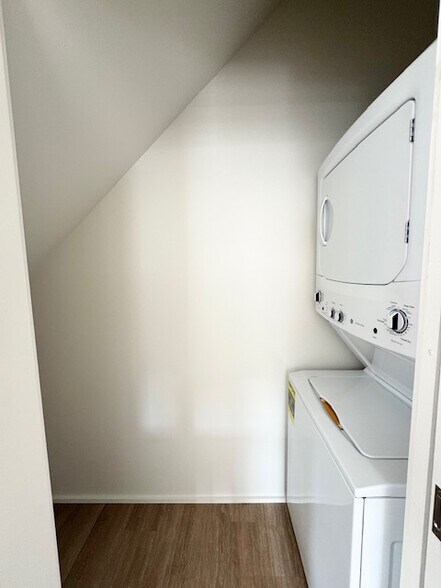 Building Photo - 784 Farmington Ave