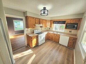 Building Photo - Spacious 4bd apt | Laundry hooks ups | Off street parking