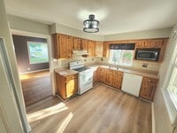 Building Photo - Spacious 4bd apt | Laundry hooks ups | Off street parking