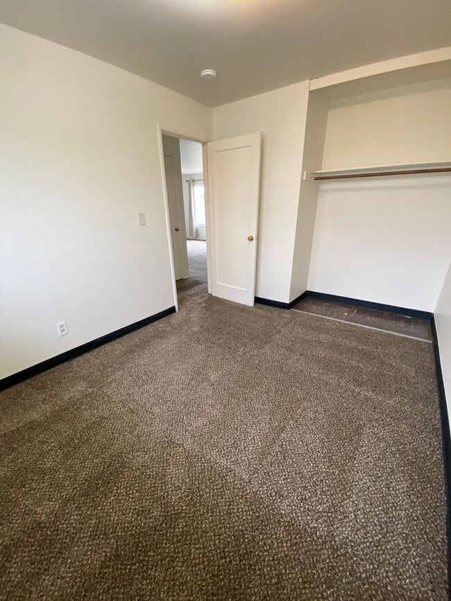 Building Photo - 1208-1210 Vandenberg Ave