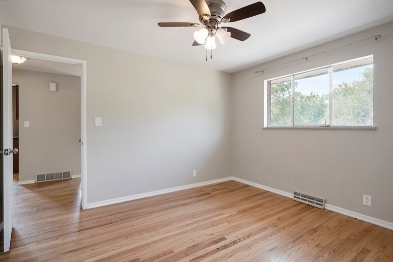 Building Photo - 1390 W Berry Dr