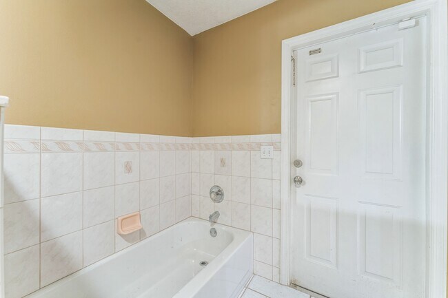 Building Photo - 465 Rio Grande Ln