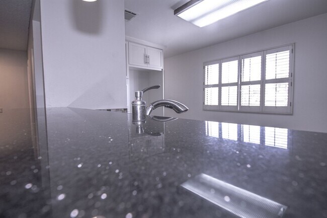 Building Photo - 848 W Huntington Dr