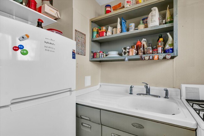 Building Photo - 907 E California Ave