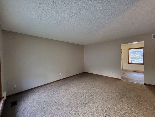 Building Photo - Spacious 4 bedroom home!