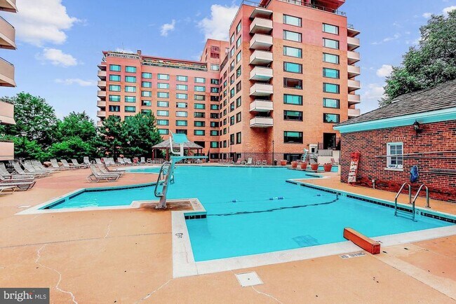 Building Photo - 1121 Arlington Blvd