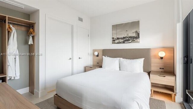 Building Photo - 601 NE 1st Ave