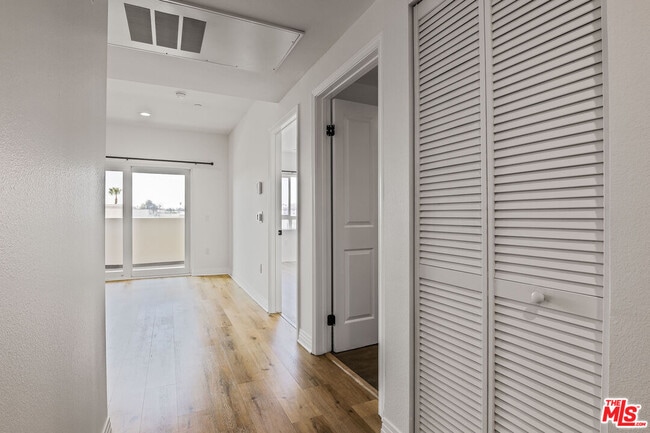 Building Photo - 1061 S Oxford Ave