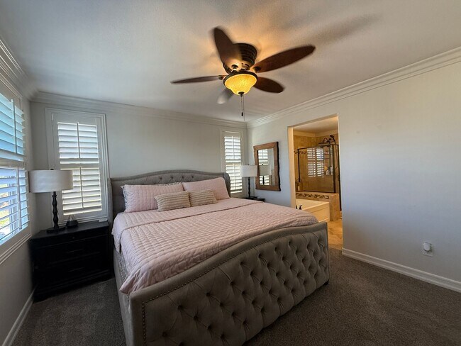 Building Photo - Tri-level 3-bedroom 3-bathroom townhouse located in Chula Vista, CA