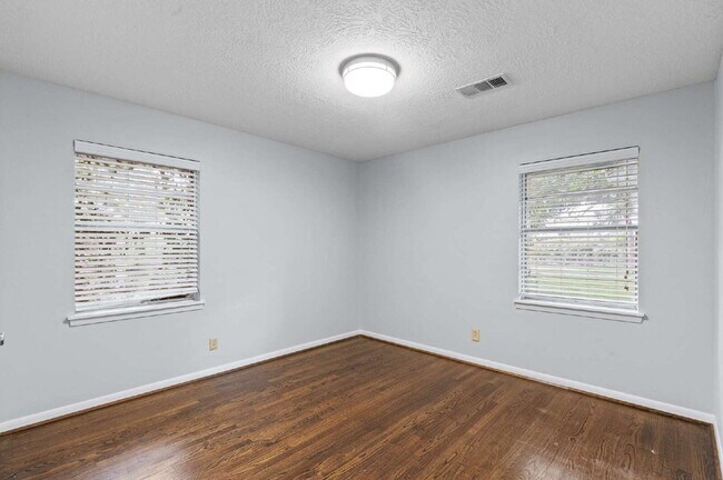 Building Photo - 118 E Thornton Rd