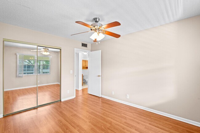 Building Photo - 54 Newport Ct