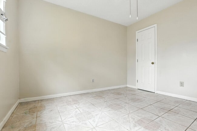 Building Photo - 8611 Valley Ledge Dr