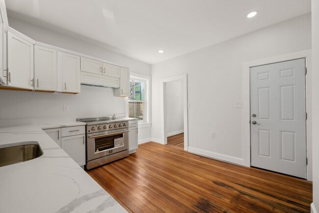 Building Photo - 53 Woodford St