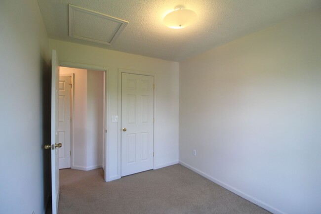 Building Photo - Liberty square end unit townhome for rent!