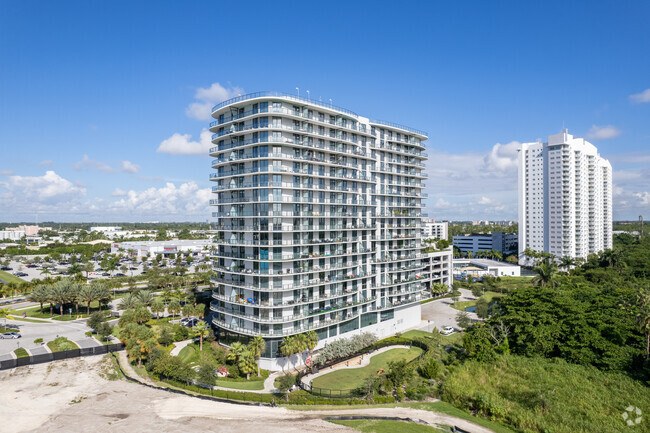 Building Photo - The Shoreline at Sole Mia