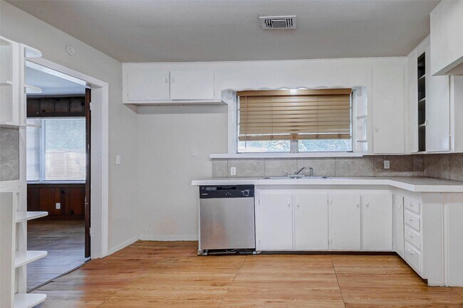 Building Photo - 6507 Heron Dr