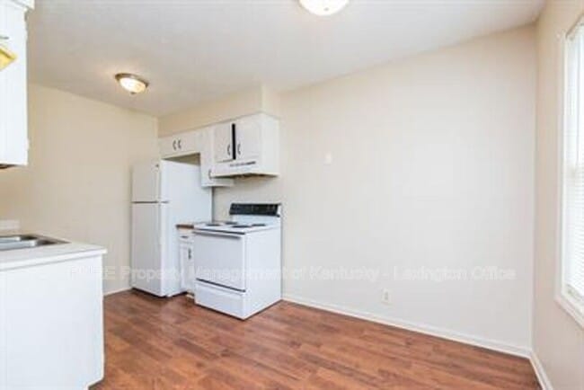 Building Photo - 233 Landings Dr