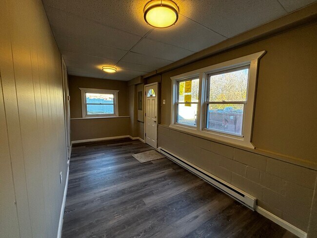 Building Photo - Newly remodeled 3+ bedroom