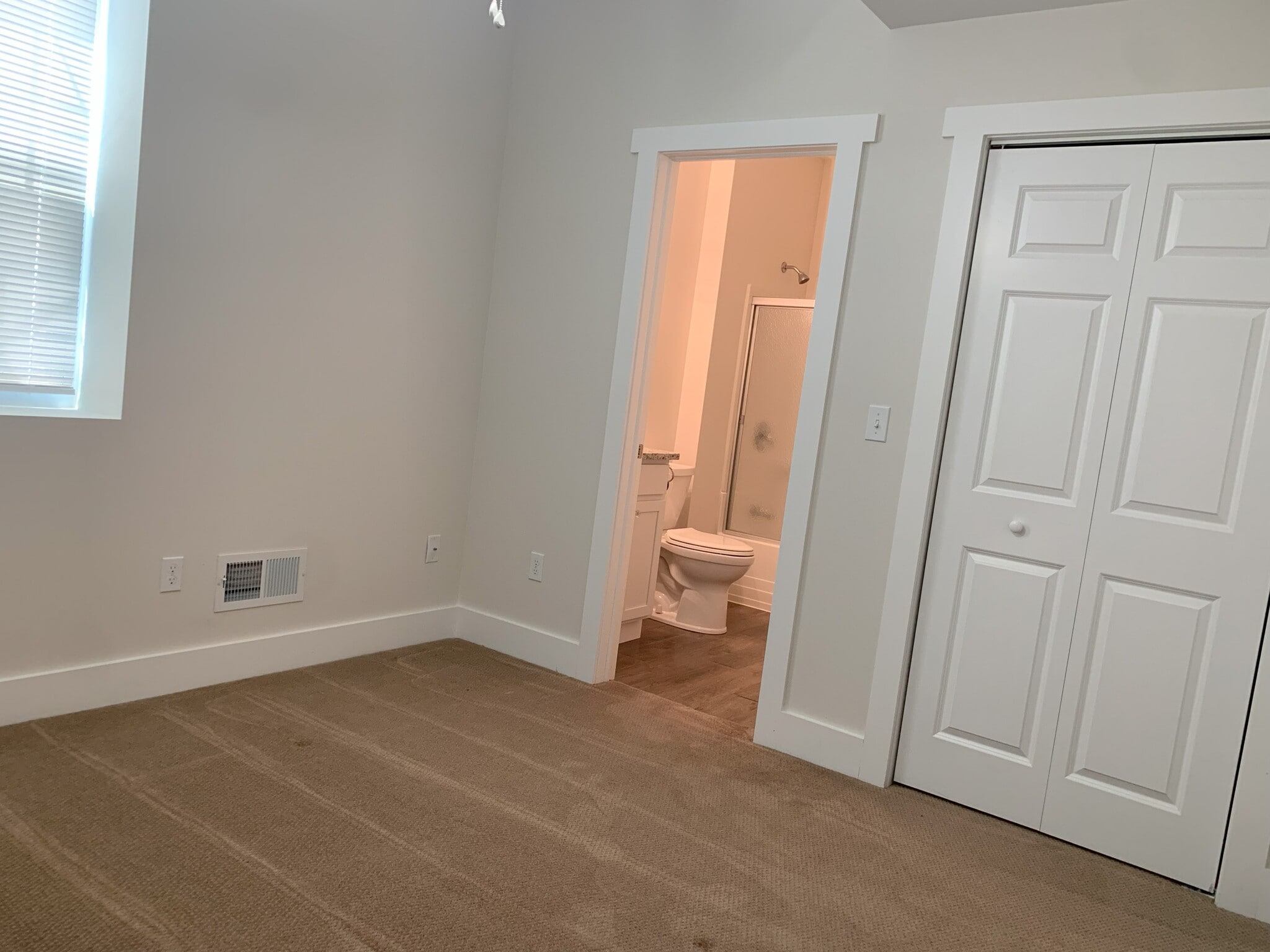 Lower-Level Bed Ensuite - 41 Dieskau St