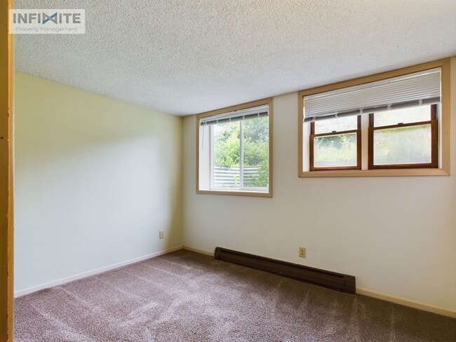 Building Photo - Spacious 3 Bedroom, 1 Bath Garden View Apt