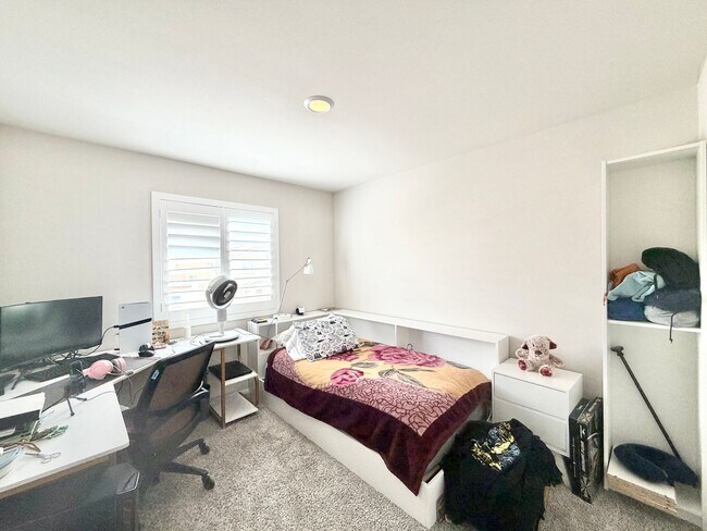 Building Photo - Modern 5 Bedroom 3 Bathroom Home in Tierra Del Sol with INCLUDED Solar & Low-Maintenance Living