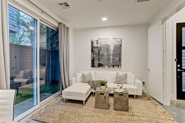 Building Photo - 5905 E Post Oak Ln