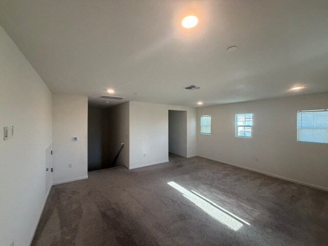 Building Photo - Newer Build, All Electric Home 5 Bedrooms, Loft, 3 bathrooms