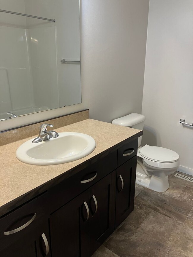 Building Photo - 4 Bed 3 Bath