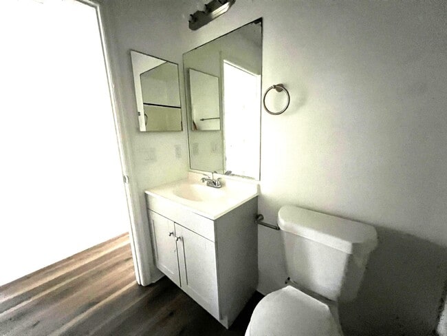 Building Photo - 677 W 5th Ave